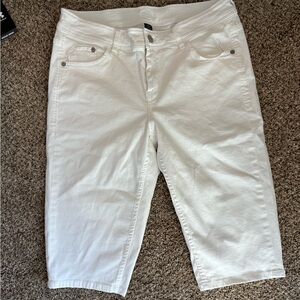 Tommy Bahama White soft Denim Bermuda Clam Digger shorts, Size 12, pockets